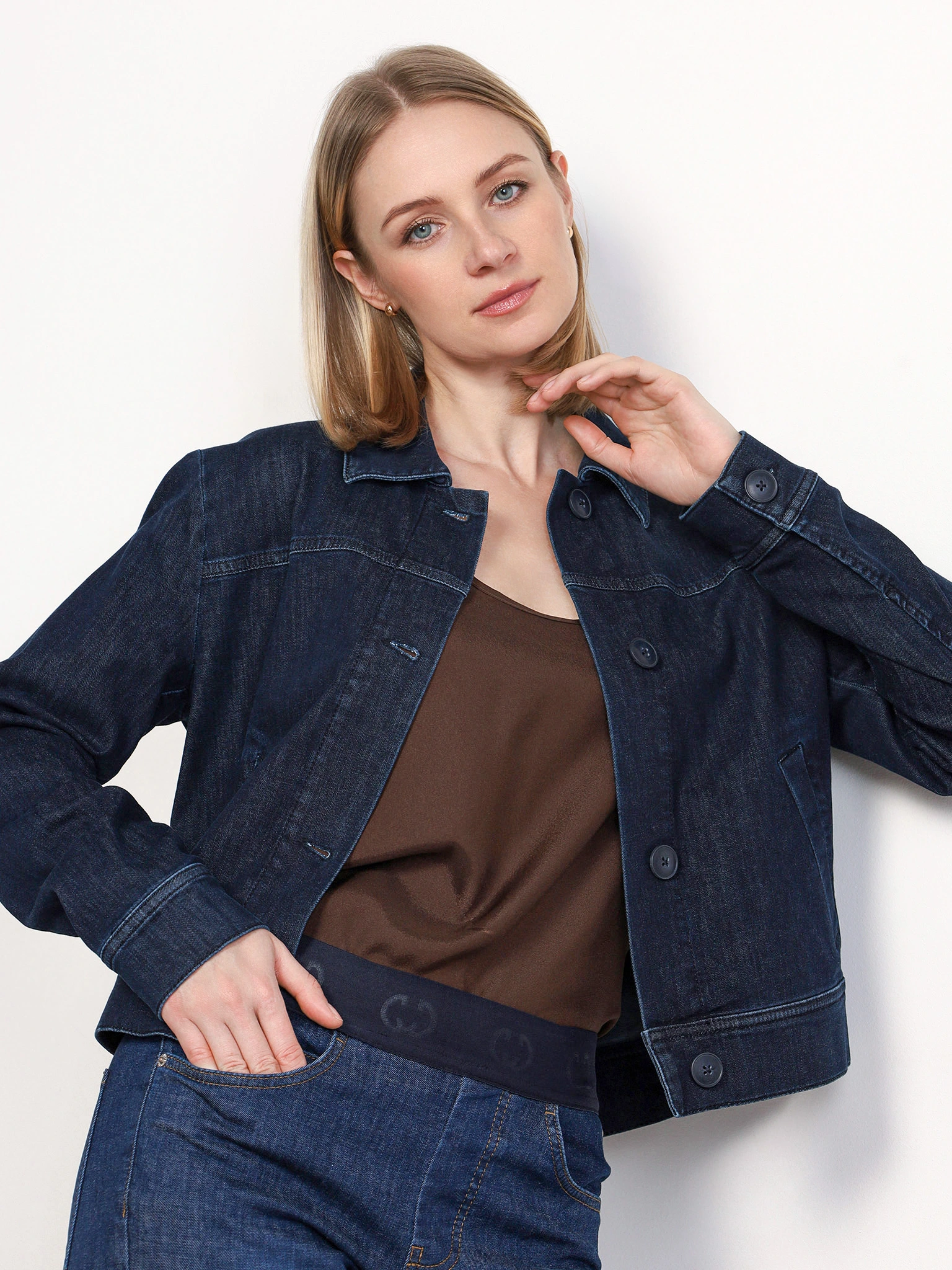 Жакет джинсовый укороченный на пуговицах темно-синего цвета